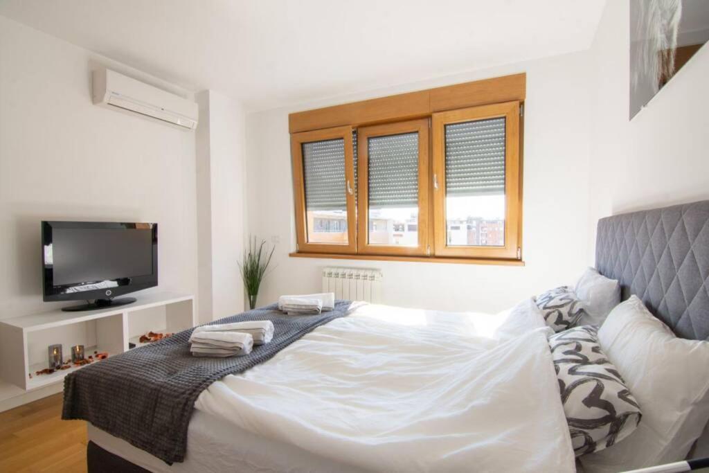 A Blok New Modern - Free Garage Parking, Comfortable, Quiet With A Park View ベオグラード エクステリア 写真