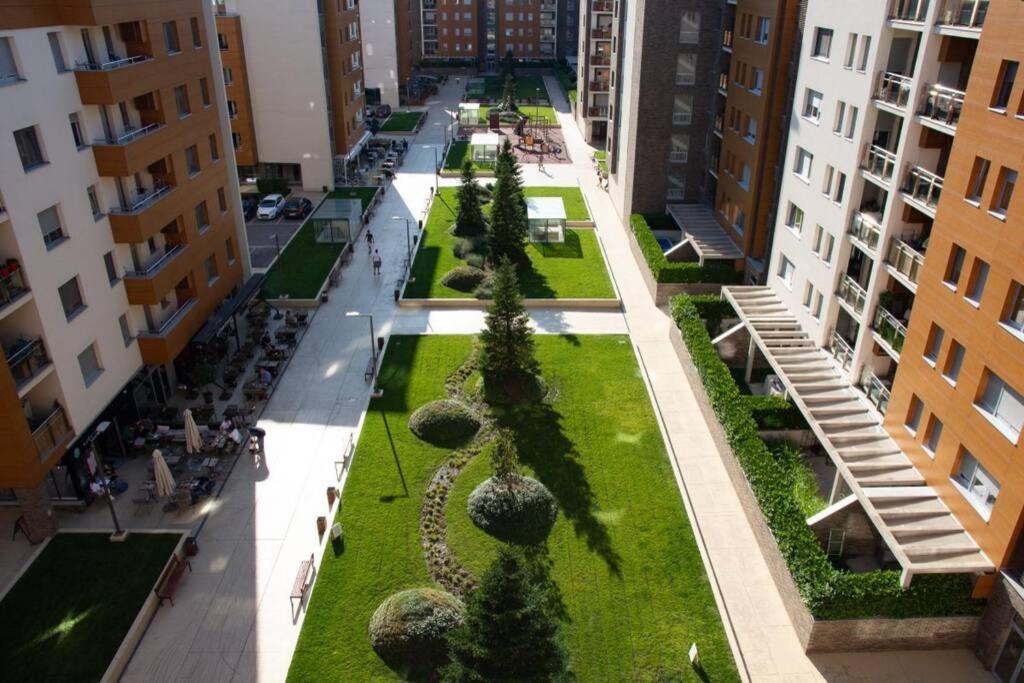 A Blok New Modern - Free Garage Parking, Comfortable, Quiet With A Park View ベオグラード エクステリア 写真